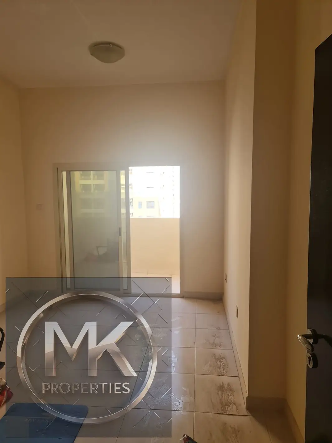 1 BHK Biggest SIZE 1100 sqft Empty IN LILIES TOWER FULL OPEN VIEW