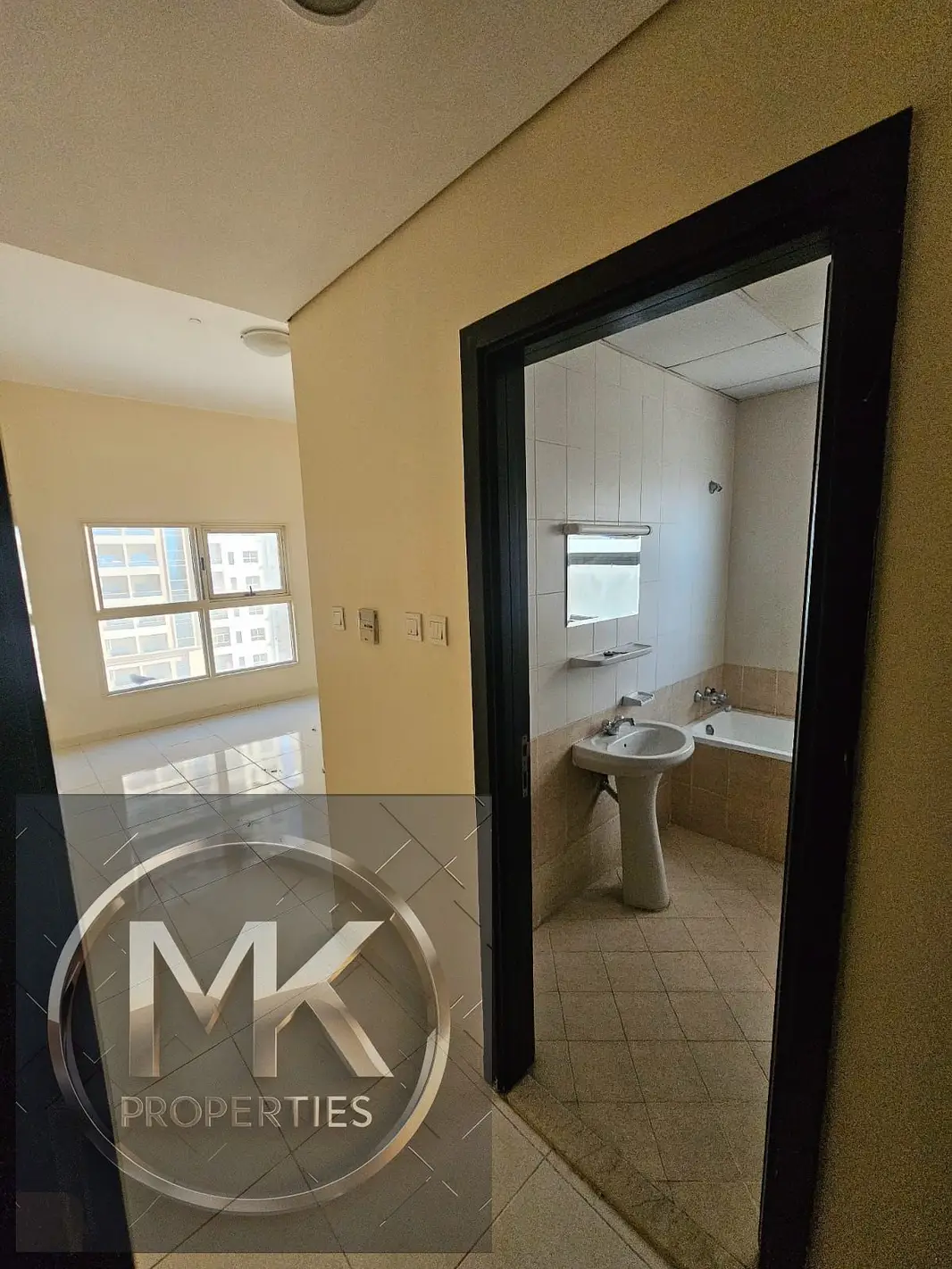 EMPTY 2 BHK FOR SALE IN LILIES TOWER 1550 SQFT WITH PARKING + DOUBBLE BALCONY