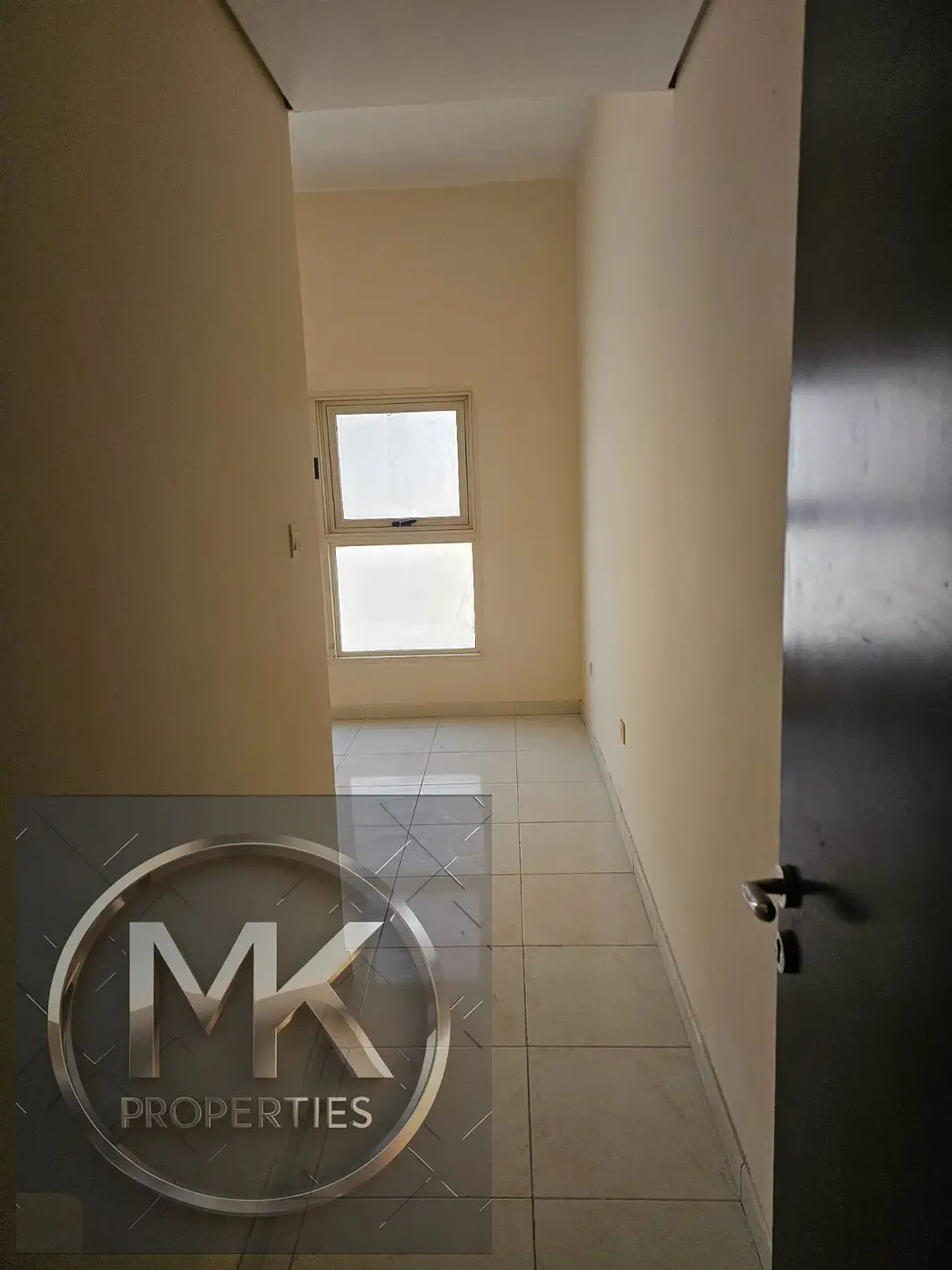 EMPTY 2 BHK FOR SALE IN LILIES TOWER 1550 SQFT WITH PARKING + DOUBBLE BALCONY