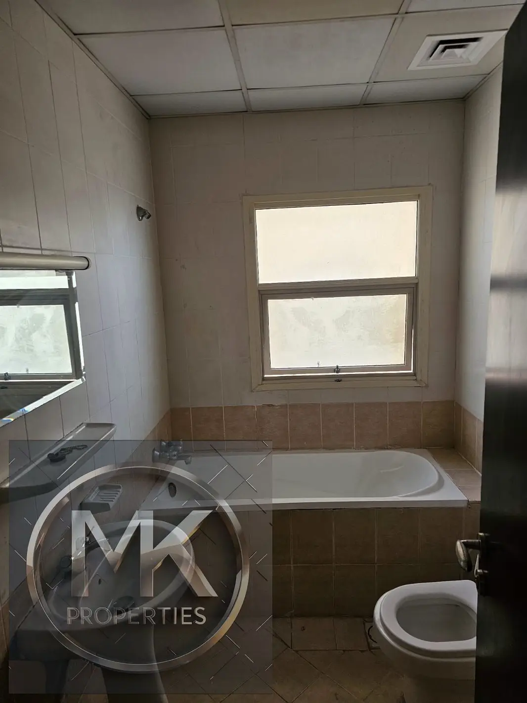 EMPTY 2 BHK FOR SALE IN LILIES TOWER 1550 SQFT WITH PARKING + DOUBBLE BALCONY