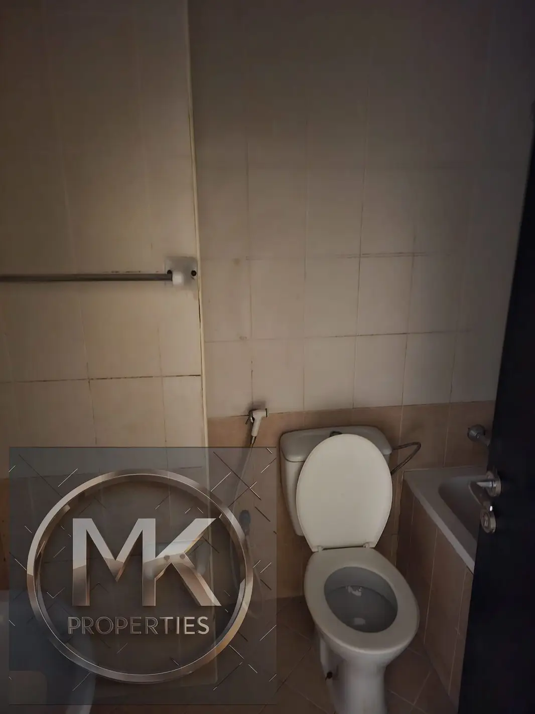 EMPTY 2 BHK FOR SALE IN LILIES TOWER 1550 SQFT WITH PARKING + DOUBBLE BALCONY