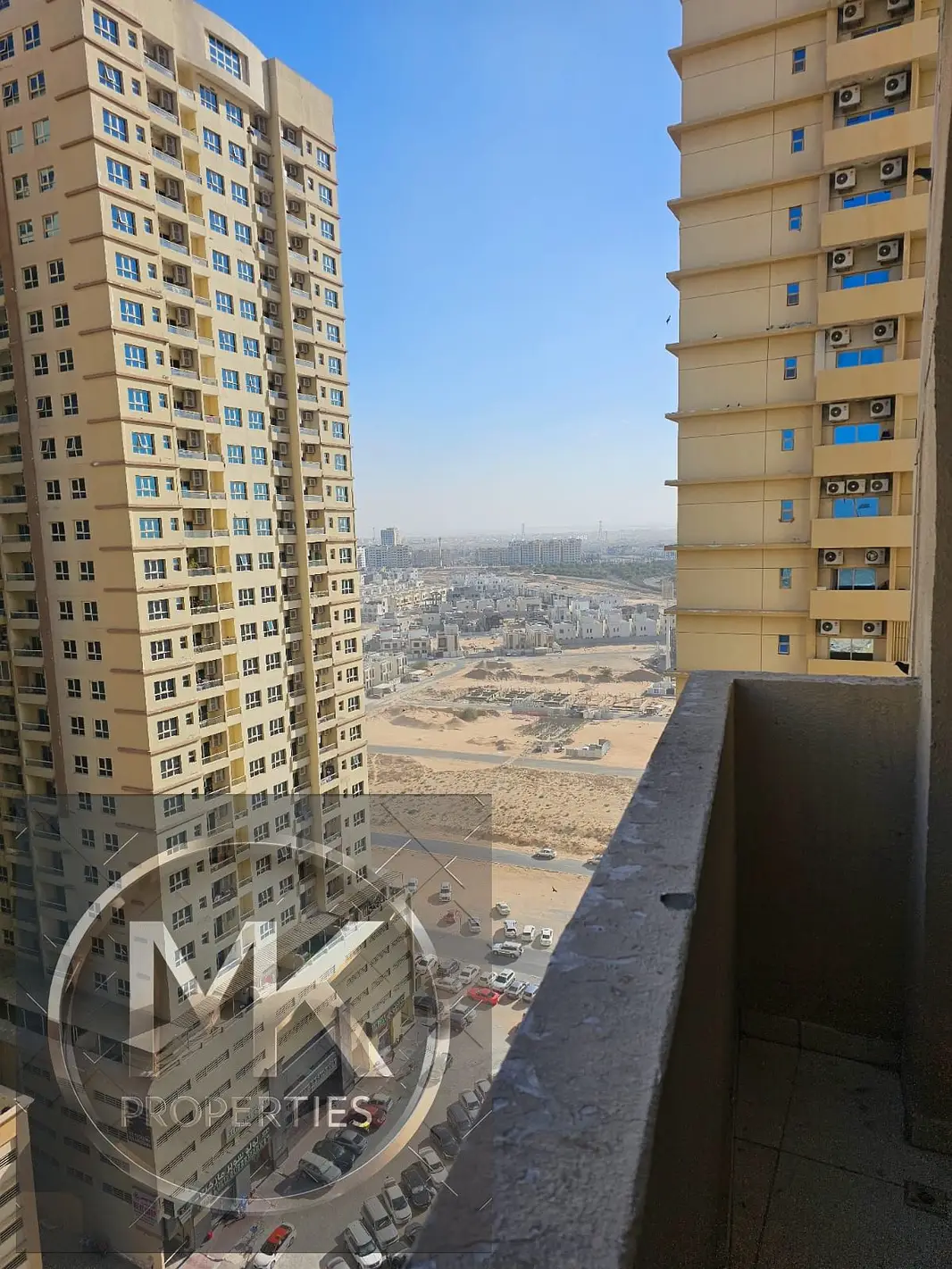 EMPTY 2 BHK FOR SALE IN LILIES TOWER 1550 SQFT WITH PARKING + DOUBBLE BALCONY