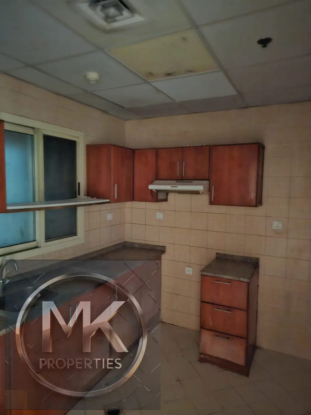EMPTY 2 BHK FOR SALE IN LILIES TOWER 1550 SQFT WITH PARKING + DOUBBLE BALCONY