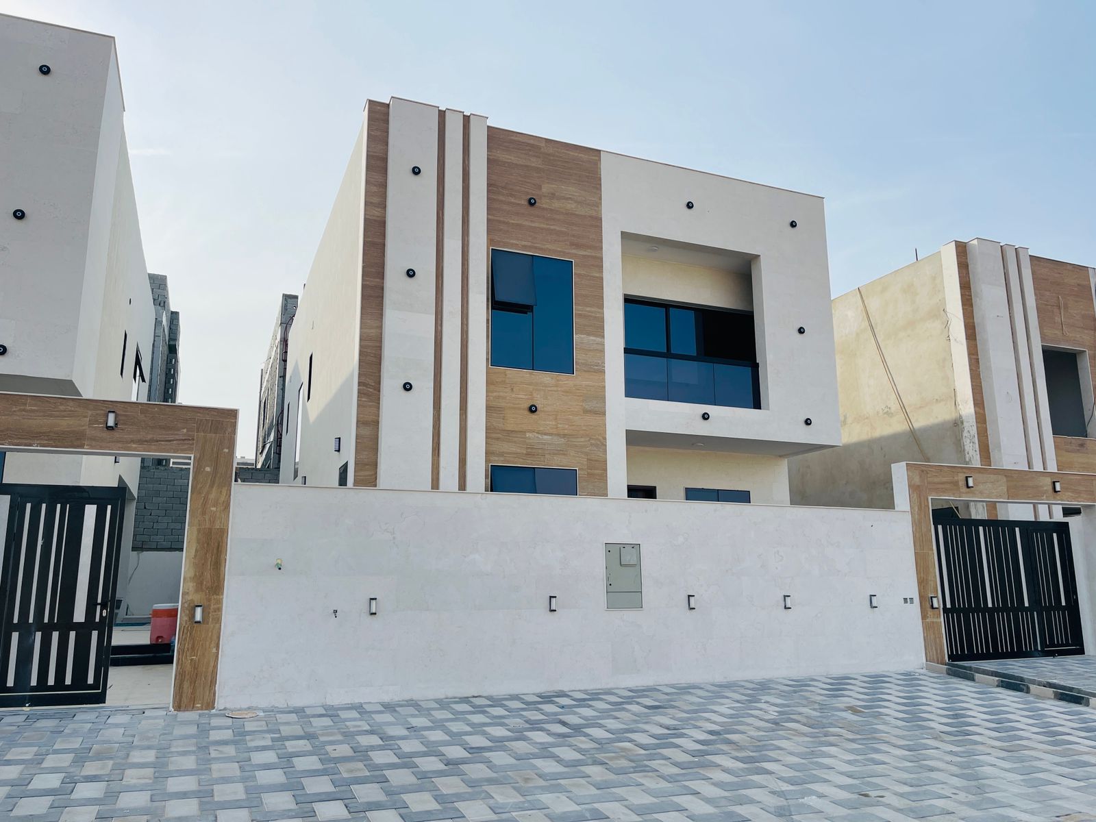 IN Al Hellio near main road Luxury Design villa ready for sale The registration fee is included.